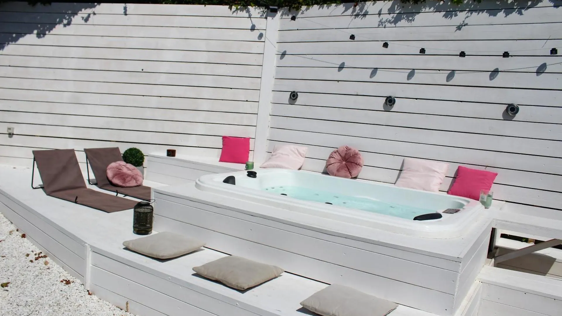 ** Aparthotel Conca Verde: Beachfront Villas with Private Jacuzzis Andora Italy